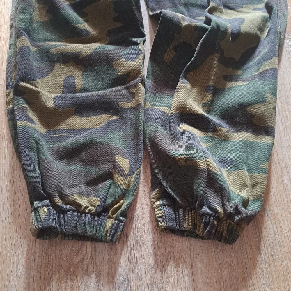 Forever 21 Camouflage Green Cargo Pants Elastic Hem Women's Size XS